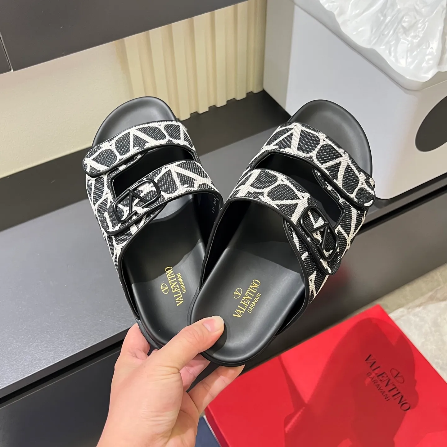 p300《VALENTINO》Warren Men🧍‍♂️Spring and Summer New Style. Cowhide logo flat slippers, elegant sandals, the same style worn by celebrities, original molding, imported calfskin. Rubber outsole. Soft and durable, full set of counter packaging, 38-44!